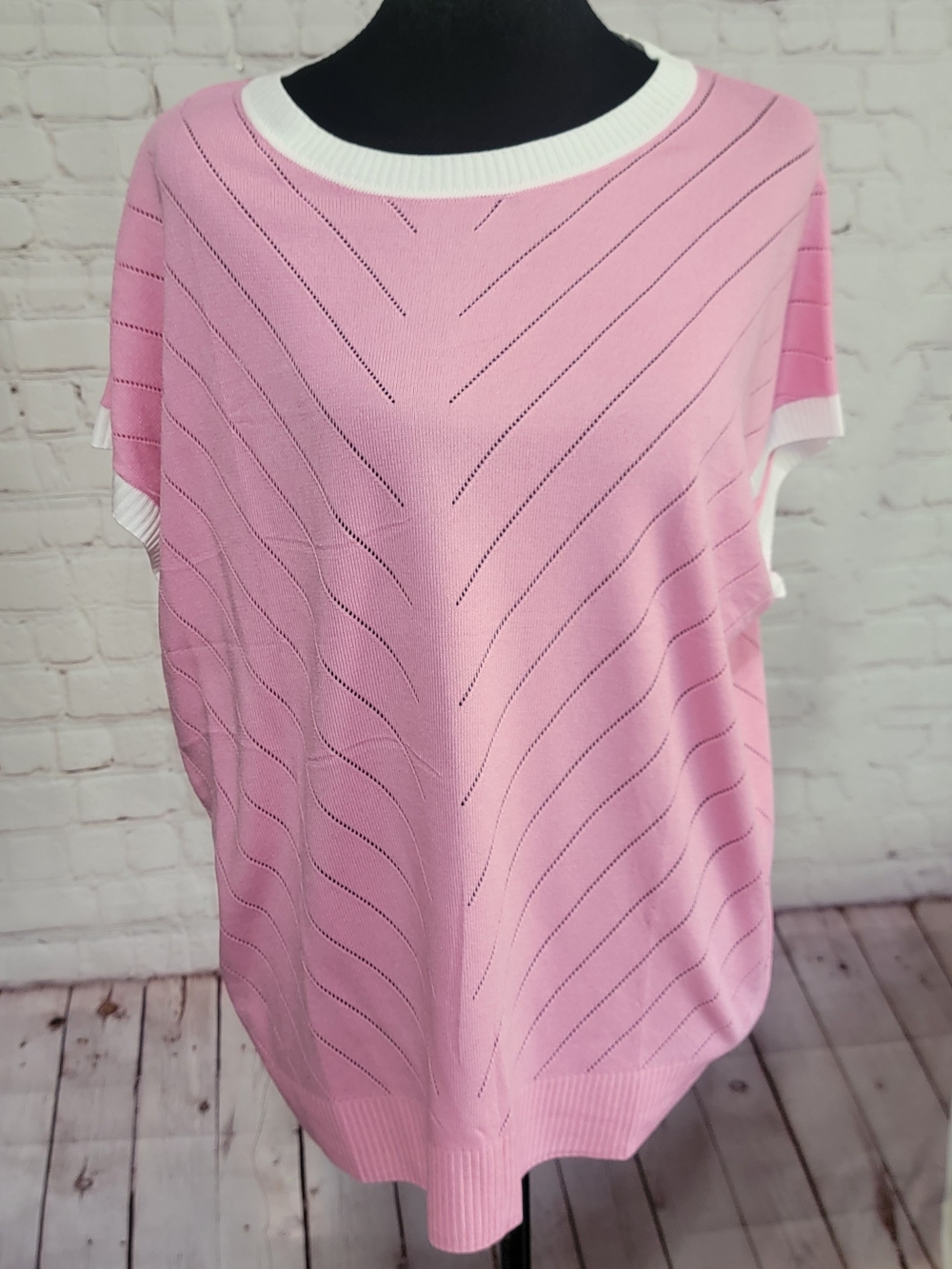 Light Pink Short-Sleeve Knit Sweater with White Trim Large
